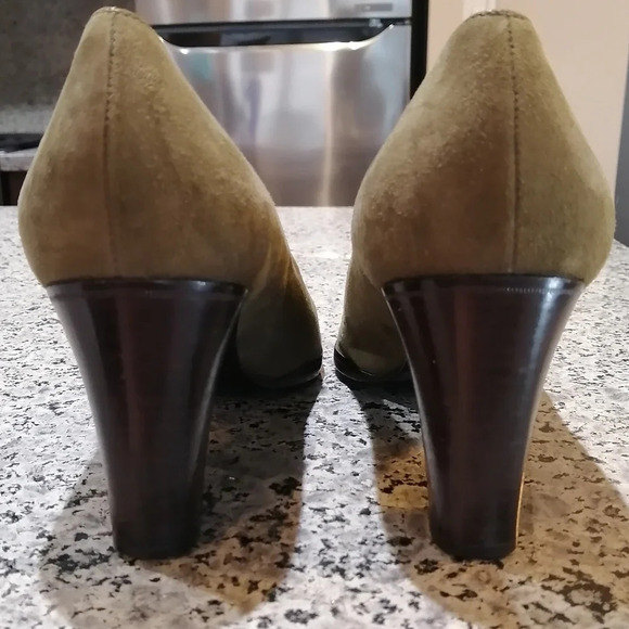 Bruno Magli Suede Italian Vero Cuoio Olive Green Wooden Block Heel Pumps Size 9 - Picture 10 of 16